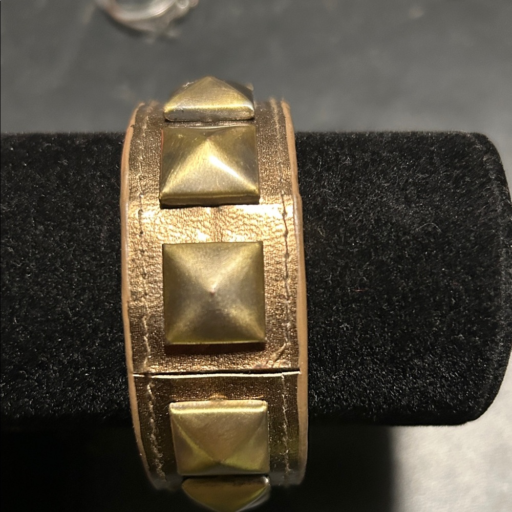 Women’s Vintage Gold-Tone Studded Lightweight Bangle Bracelet - Picture 1 of 5